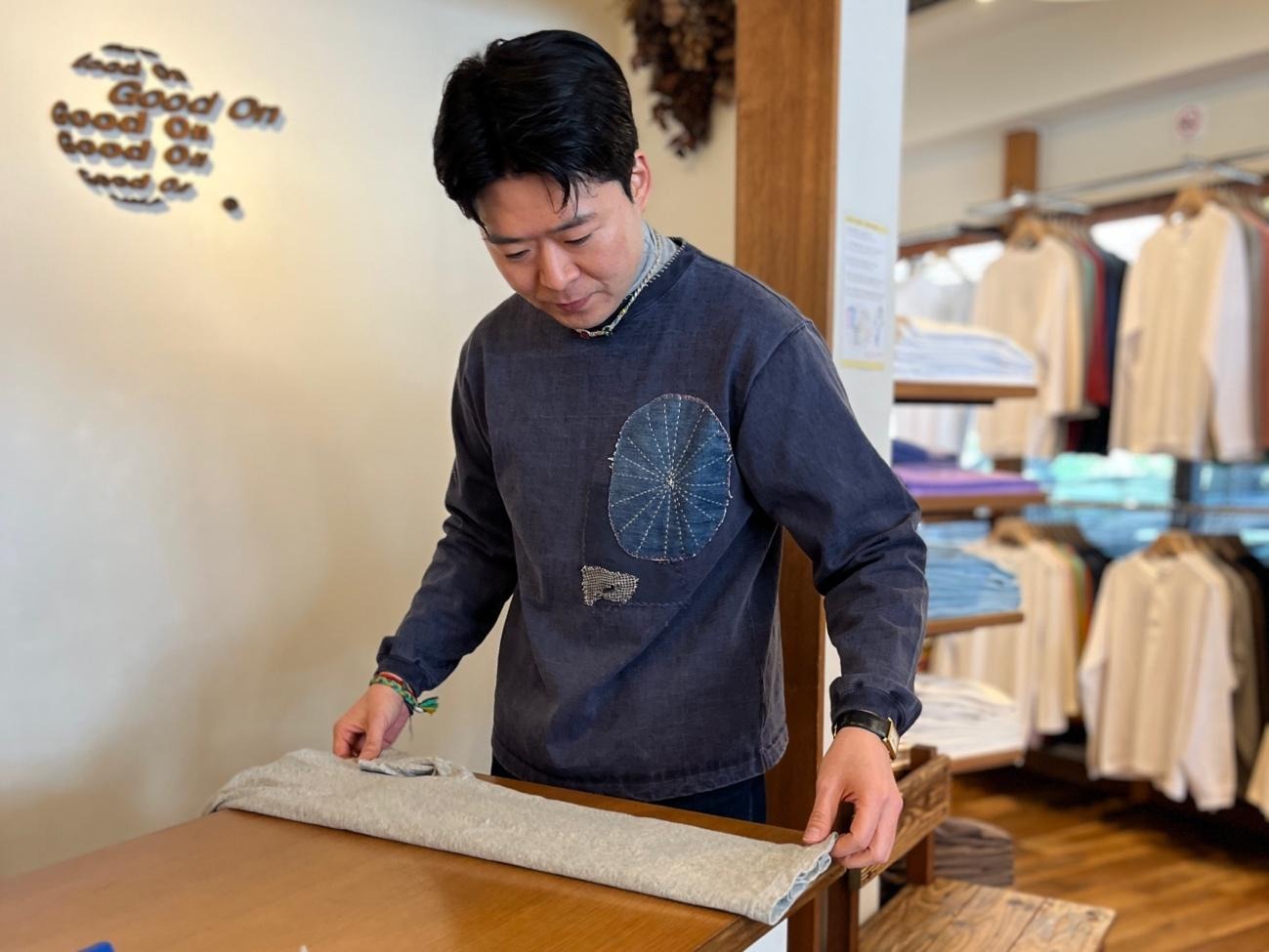 人, 屋内, テーブル, 男 が含まれている画像
AI 生成コンテンツは誤りを含む可能性があります。