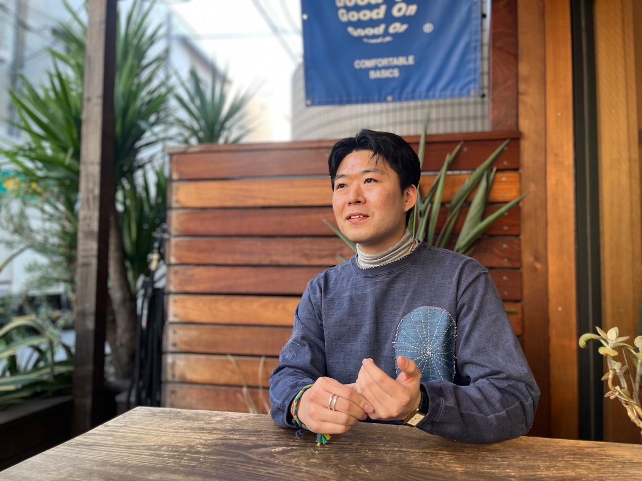 人, 座る, テーブル, 木製 が含まれている画像
AI 生成コンテンツは誤りを含む可能性があります。