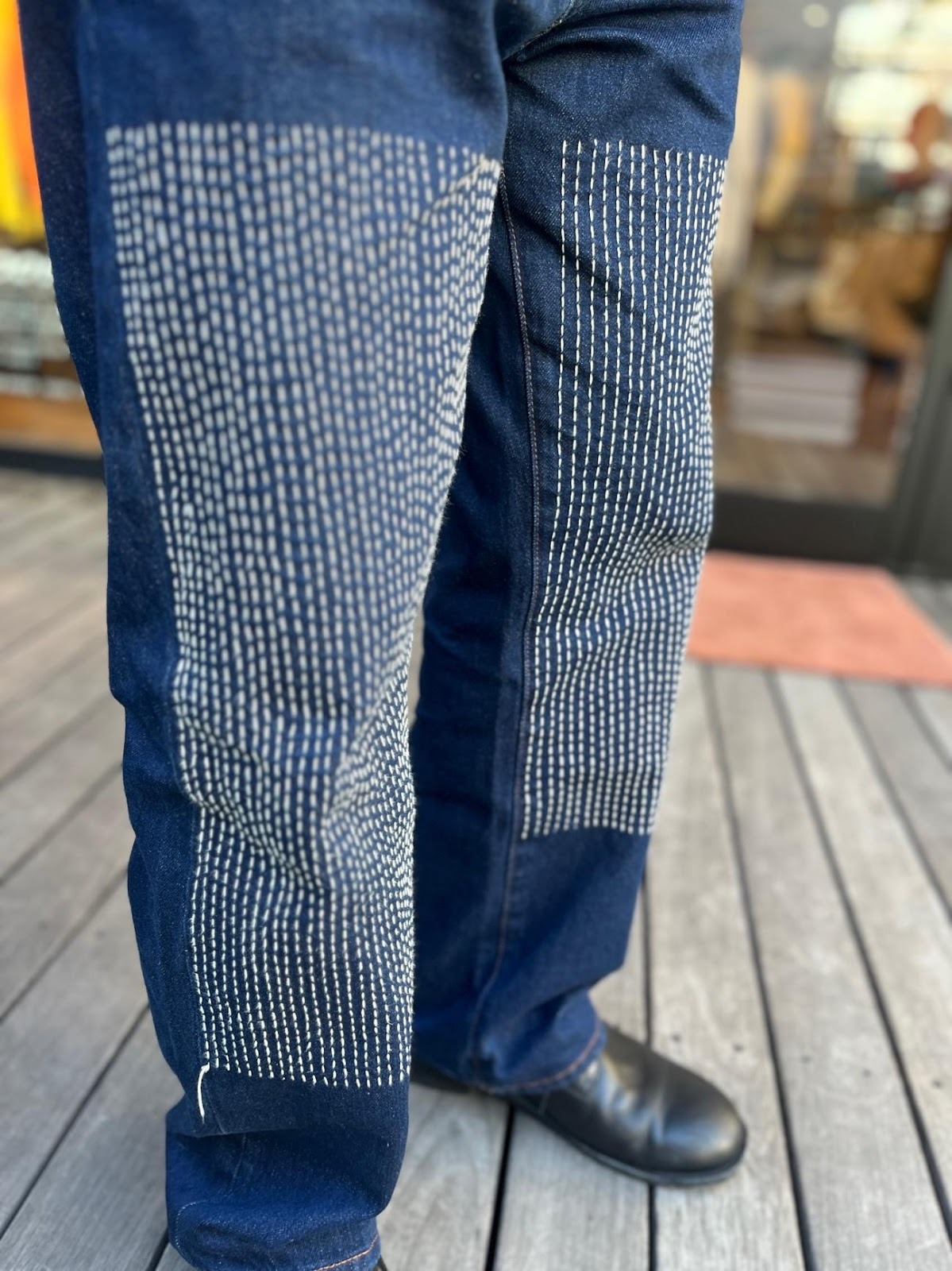 ネクタイを締めた人の足
AI 生成コンテンツは誤りを含む可能性があります。